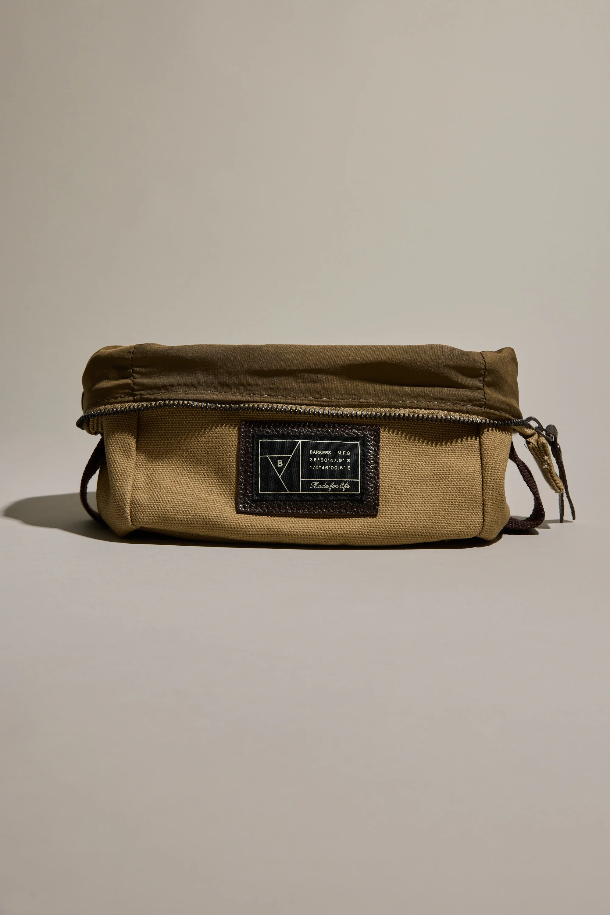 Barkers Canvas Toiletry Bag - Image 2
