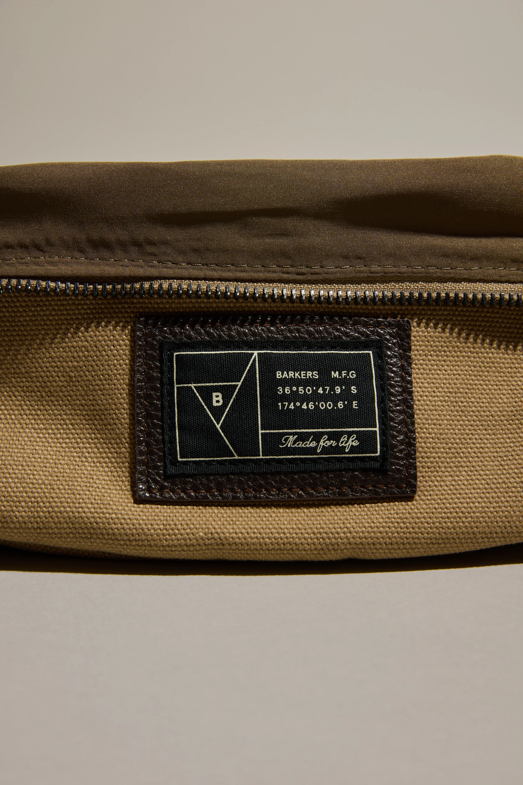 Barkers Canvas Toiletry Bag - Image 3