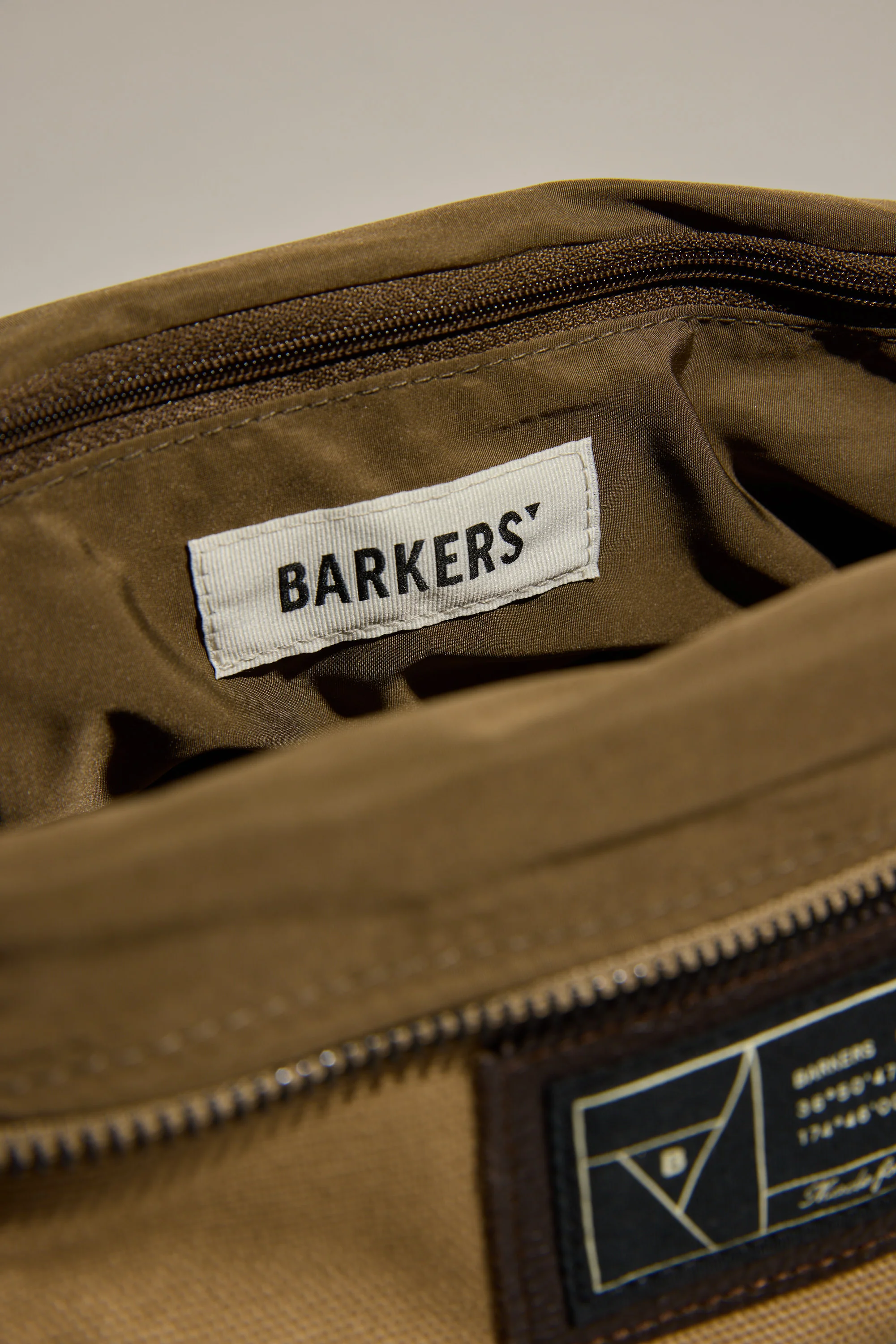 Barkers Canvas Toiletry Bag - Image 4